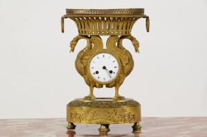 Orologio da tavolo in bronzo cesellato e dorato, Francia, primi anni del XIX secolo